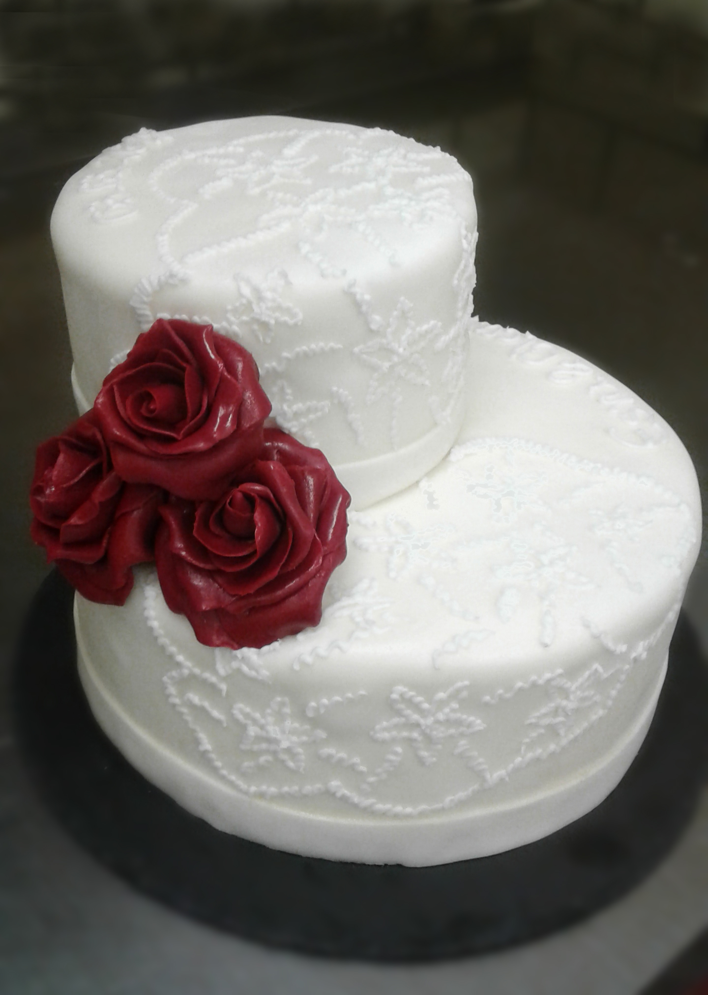 Torte weiss mit roten Rosen